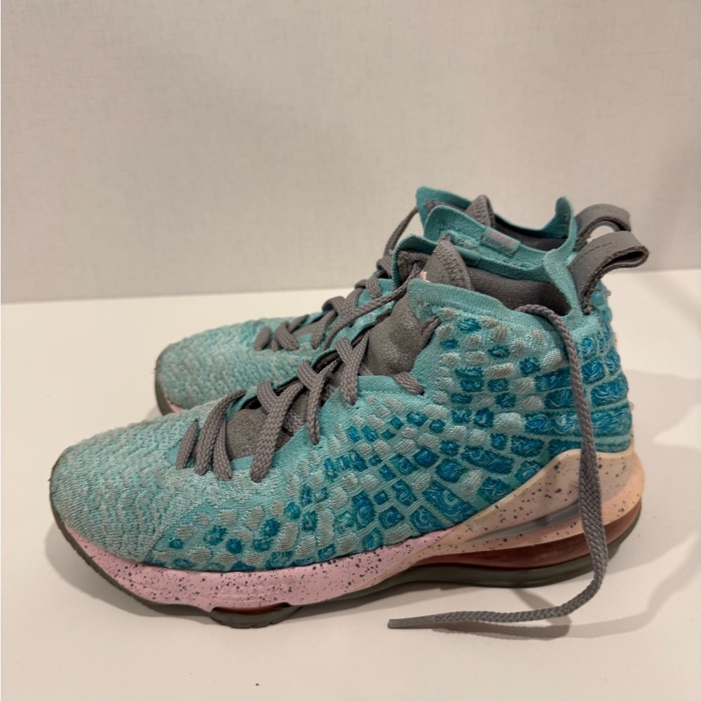 Nike Lebron’s shoes